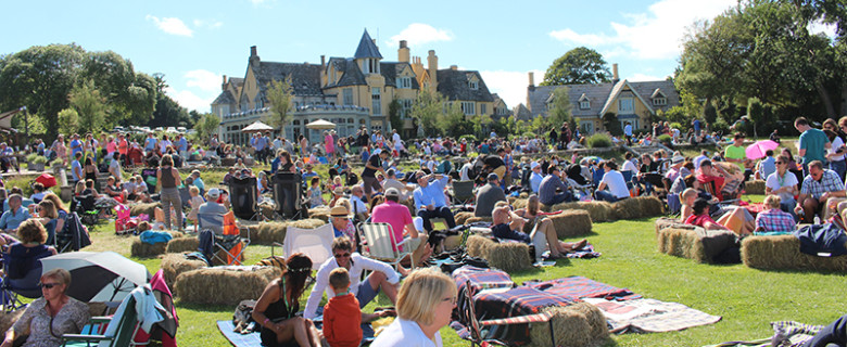 Vintage Bar Box® was perfectly nestled under the trees, serving their absolutely stunning English Sparkling Wine.